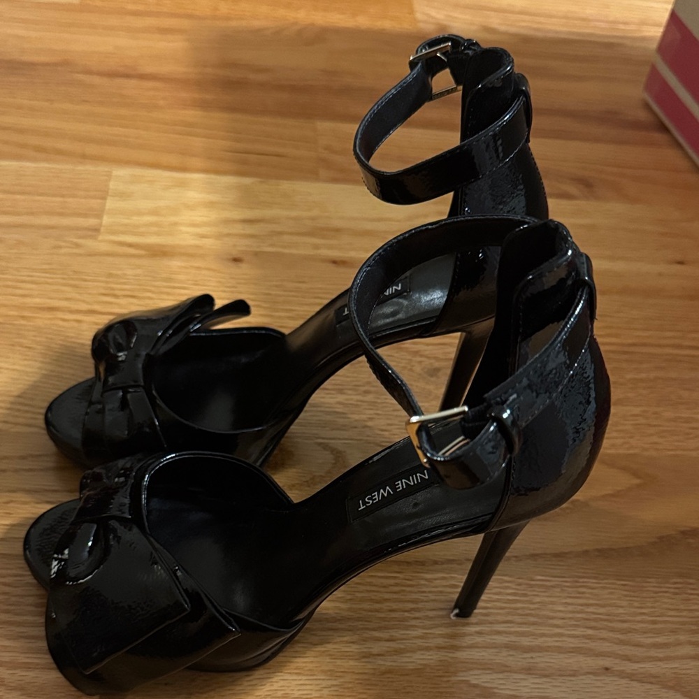 Nine West Black Patent Heels with Bow - Picture 3 of 8